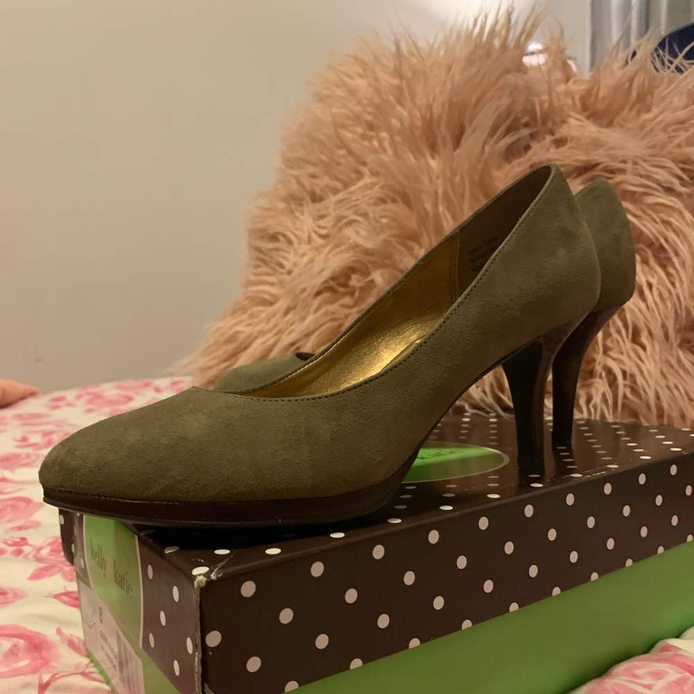 Kelly & Katie Olive Cushioned Pumps - Dorotha